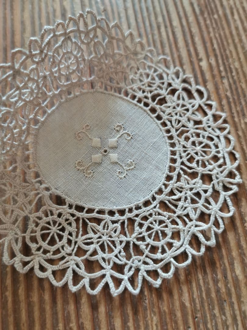 アンティーク イタリア レティシアレース刺繍 花のニードルワーク リネンドイリー