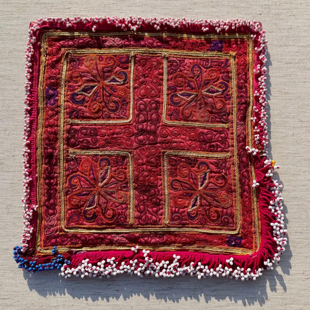 アフガニスタン　手仕事　民藝　装飾的な刺繍　ビーズ　アートフレーム