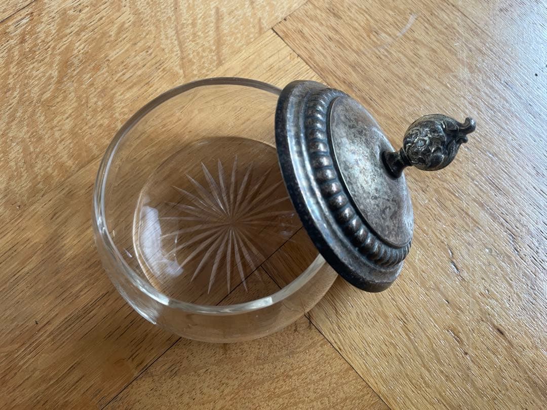 フランス蚤の市の繊細なガラス小物入れ(ボンボニエール)