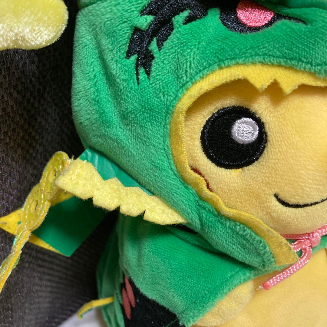 メガレックウザのポンチョを着たピカチュウ ぬいぐるみ