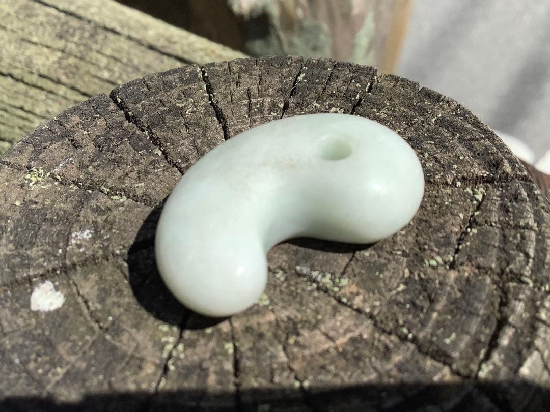 ✳ 20万円以上の品質‼️ 糸魚川翡翠勾玉　透過抜群　開運本物守護石　鑑別書付を‼️