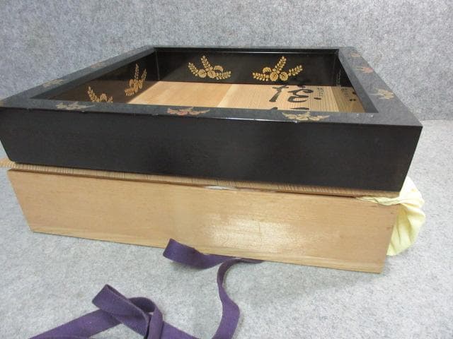 輪島塗寺尾宗光作黒塗蒔絵菊五三桐文炉縁共箱付き [B23896]