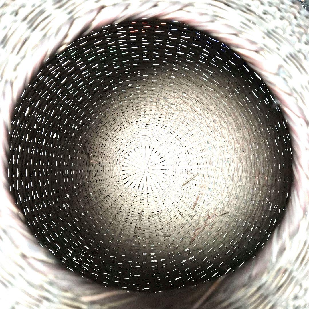 竹の編み込み花入れ