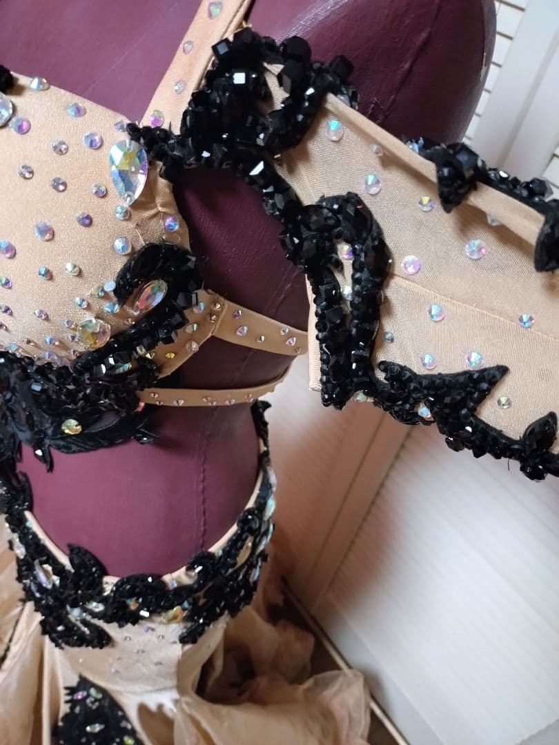 ベリーダンス衣装 ベージュ ブラック アーム付