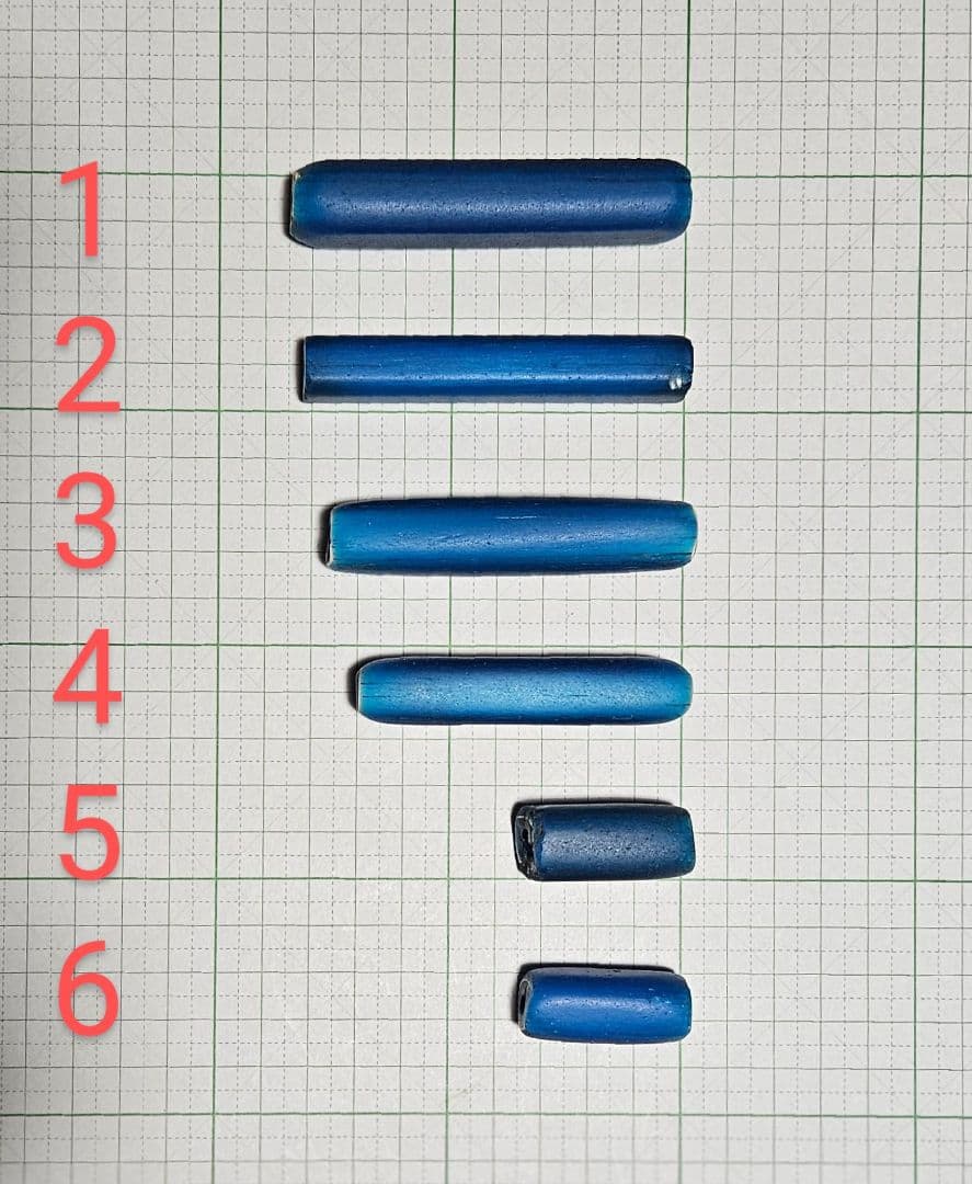 青色のアフリカとんぼ玉