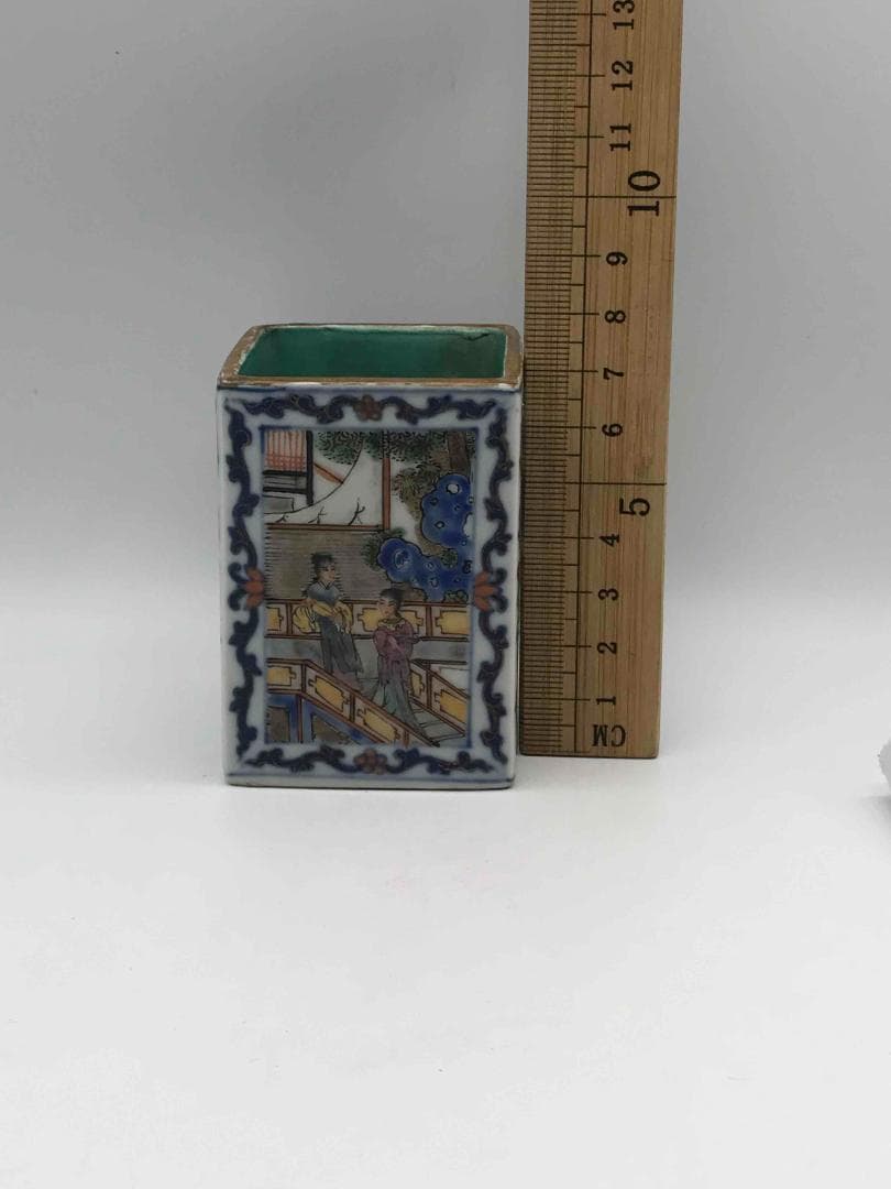 清乾隆時代　【大清乾隆年製】在銘　粉彩琺瑯彩松石緑釉人物文四方筆筒 (F-17)