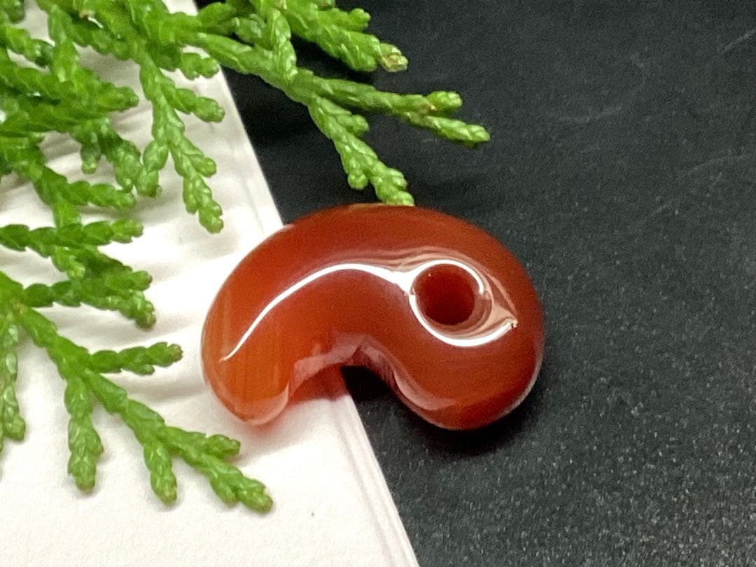 ✳赤は希少で5〜7万円です‼️山形県＊霊宝月山赤めのう勾玉　真っ赤な結晶　本物保証