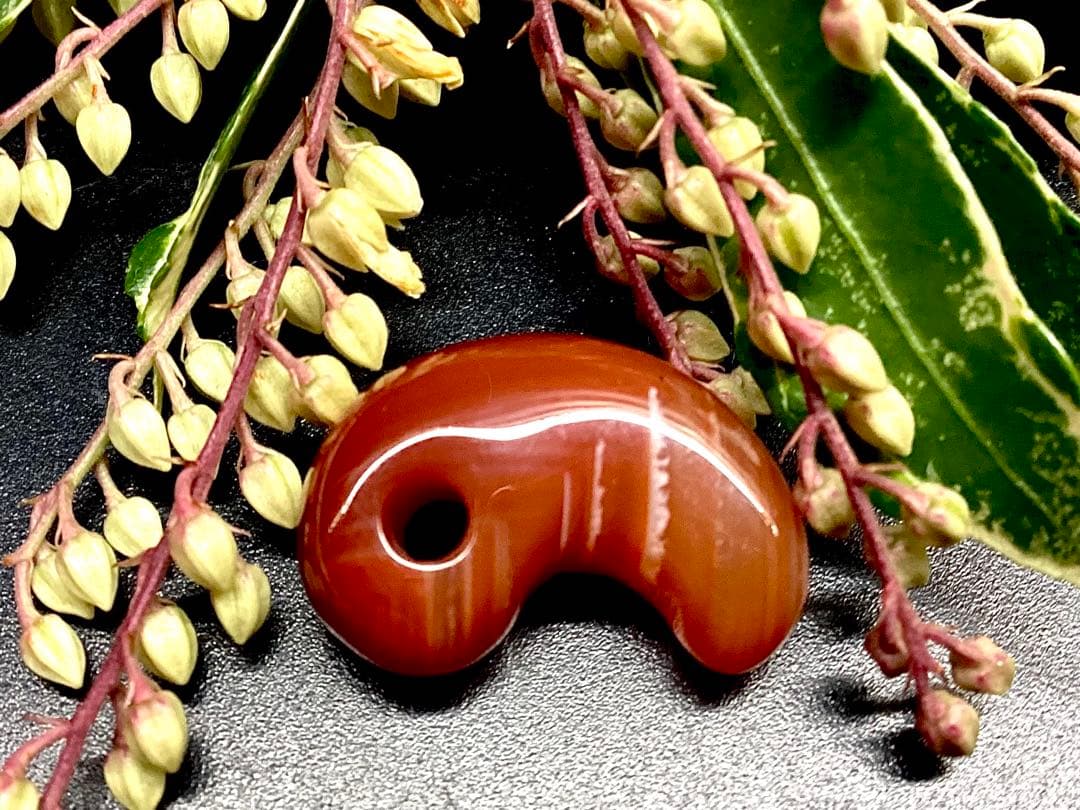 ✳赤は希少で5〜7万円です‼️山形県＊霊宝月山赤めのう勾玉　真っ赤な結晶　本物保証