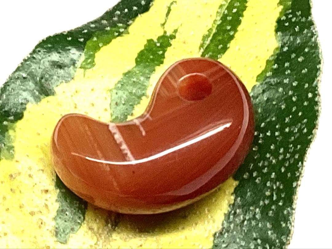 ✳赤は希少で5〜7万円です‼️山形県＊霊宝月山赤めのう勾玉　真っ赤な結晶　本物保証