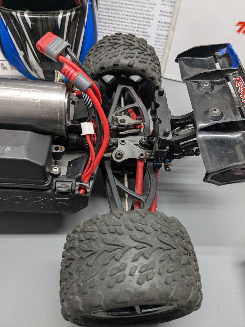 トラクサス E-Revo 1/16