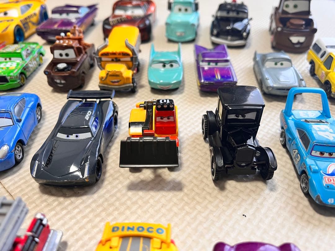 カーズ ミニカーまとめ売り48台＋ピストンカップ付き