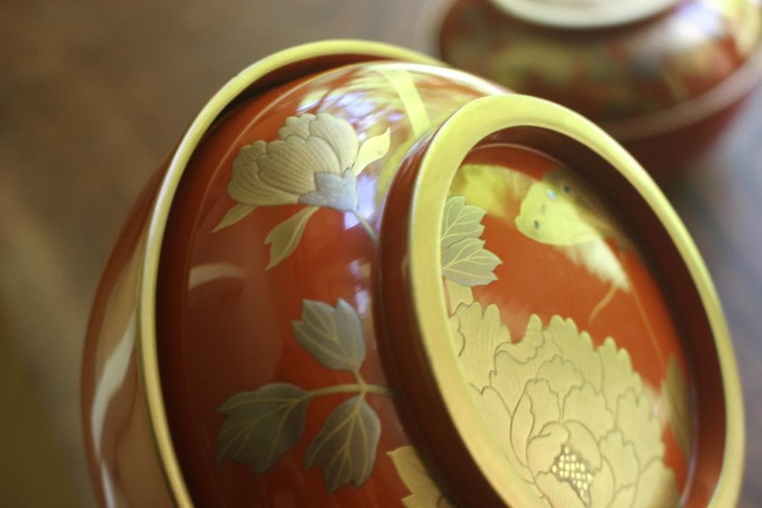 時代逸品！時代金縁朱漆に極上牡丹蝶螺鈿蒔絵の映えるお椀2点（検輪島塗蒔絵椀雑煮椀
