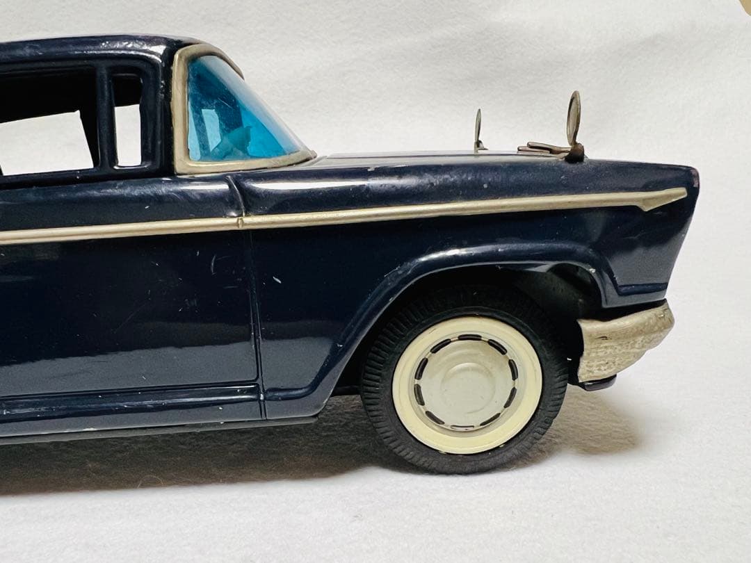 昭和レトロ　イチコー　ブリキ　日産セドリック・カスタム　縦目4灯　初期