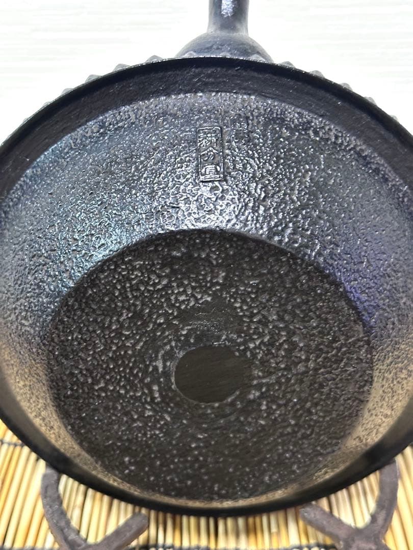 新品、栞、タグ付　南部文秀堂販売 南部耕分堂造　千鳥型アラレ　南部鉄瓶　南部鉄器