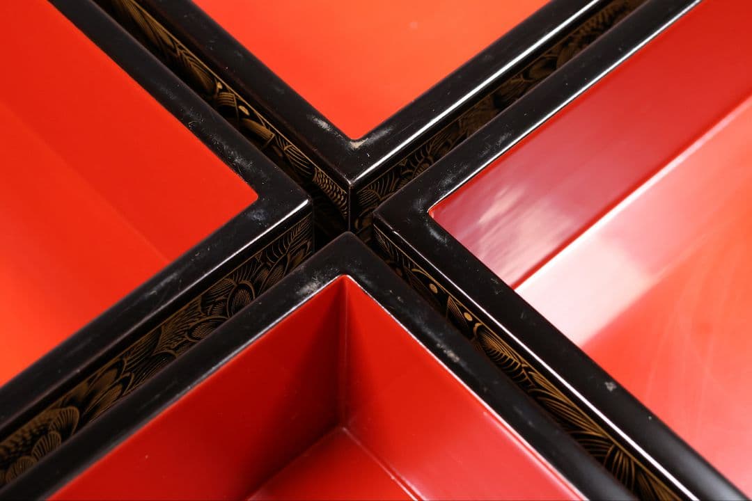 輪島塗 沈金 菊花 五段重箱 蓋2枚 黒塗 内朱塗 木製漆器 漆芸【MB56】