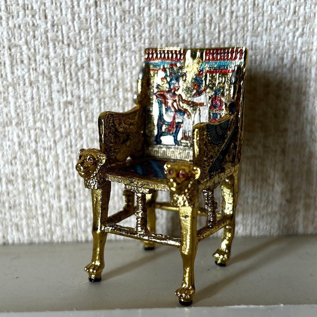 ツタンカーメン　玉座　アヌビス神