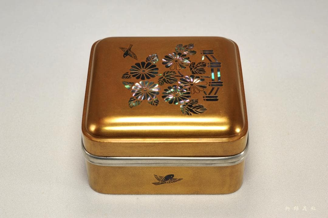 山下甫斎 菊籬蒔絵 四方 銀縁 香合 内菊蒔絵梨子地 共箱 茶道具