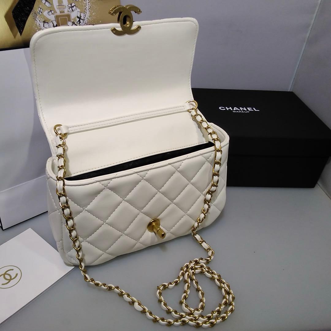 CHANEL 〈シャネル〉ノベルティ パールビジュー付　ホワイトショルダーバッグ