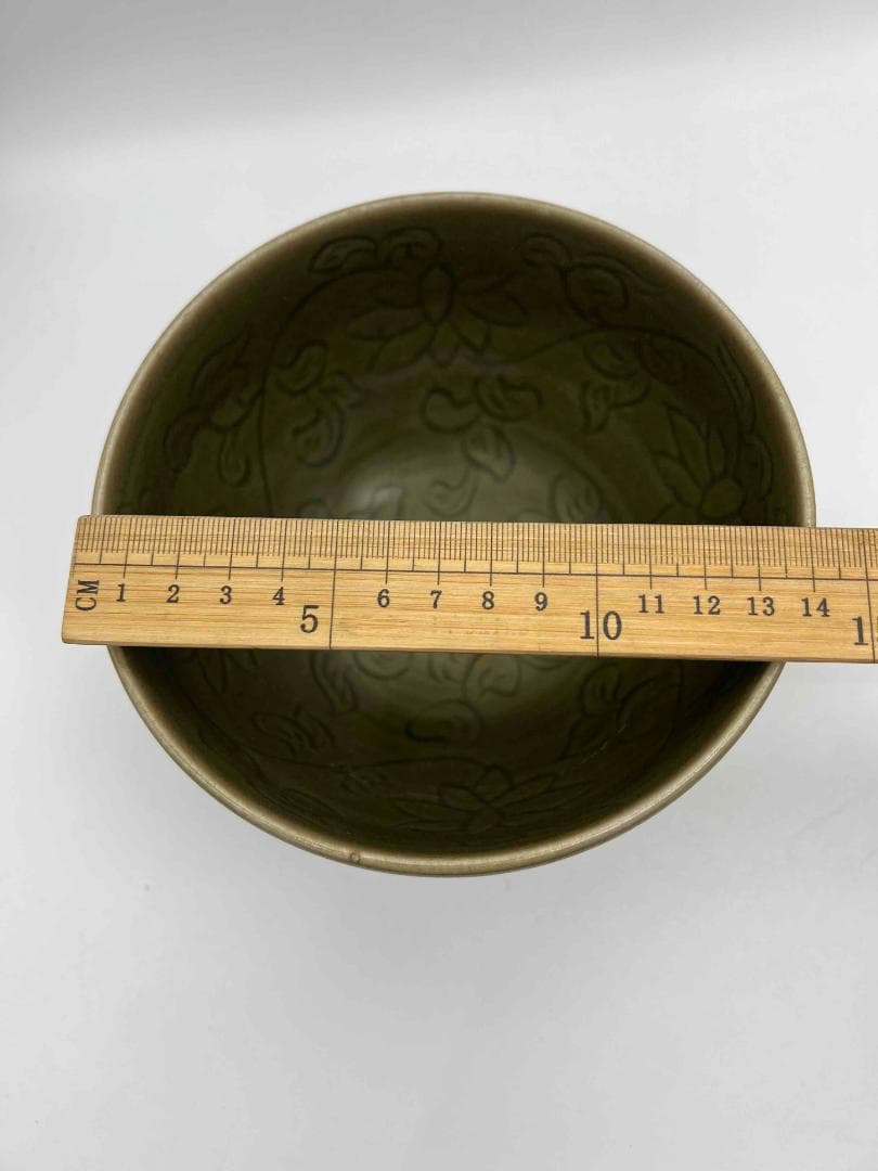 元時代から明時代　青磁刻花卉文茶碗　龍泉窯　唐物　古賞物　(C-65)