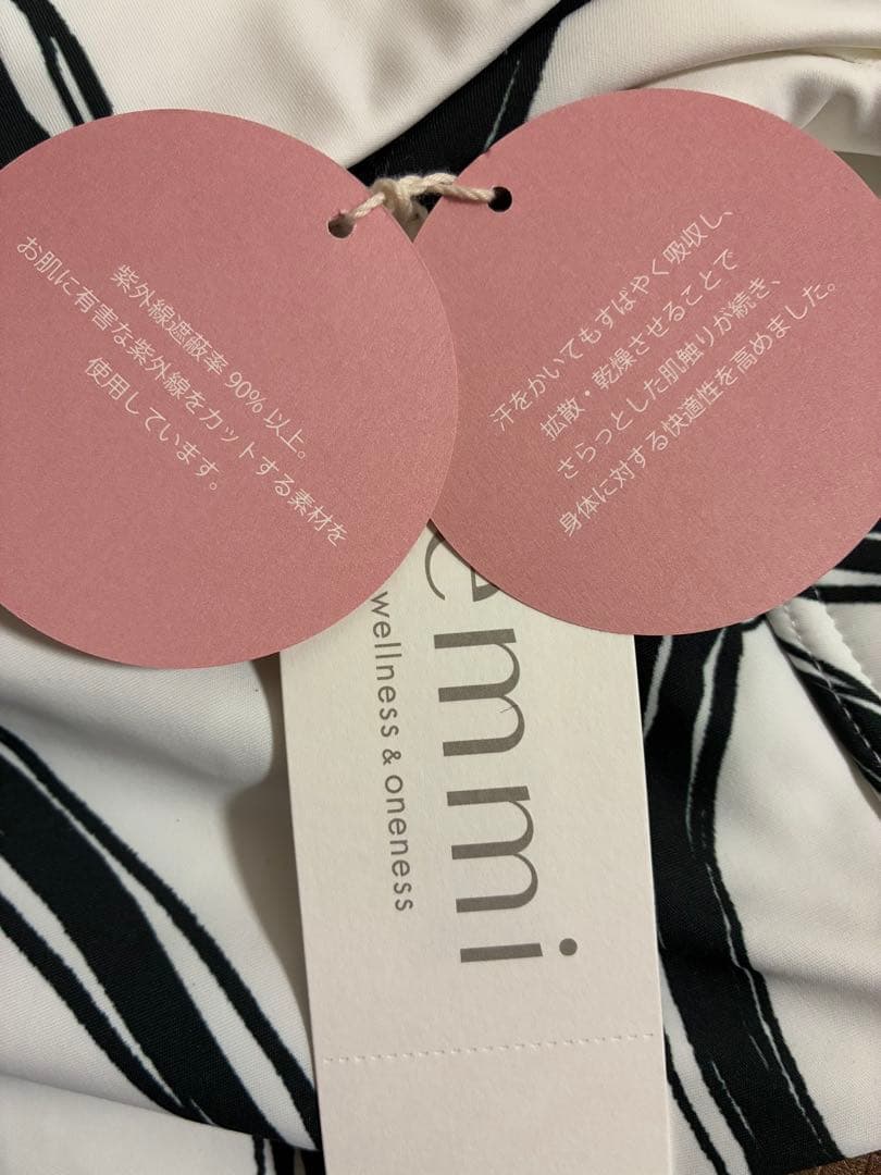 新品＆新品同　emmi yoga　ニュアンスパターン　ヨガウェア　白×黒