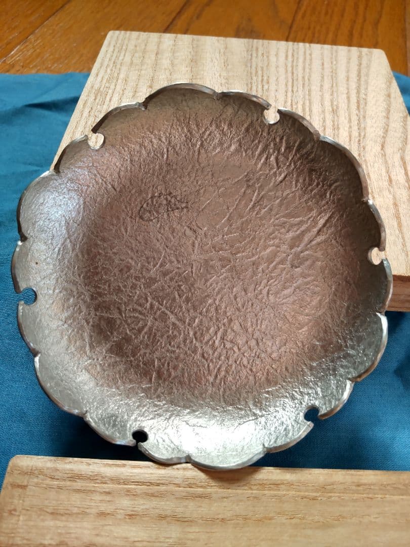 清課堂　鋳銅【竹に雀】香立＆錫【石目雪輪】皿　共箱付属