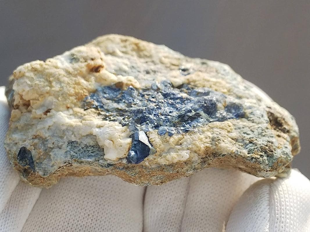 350 ベニトアイト 結晶 原石 母岩付き