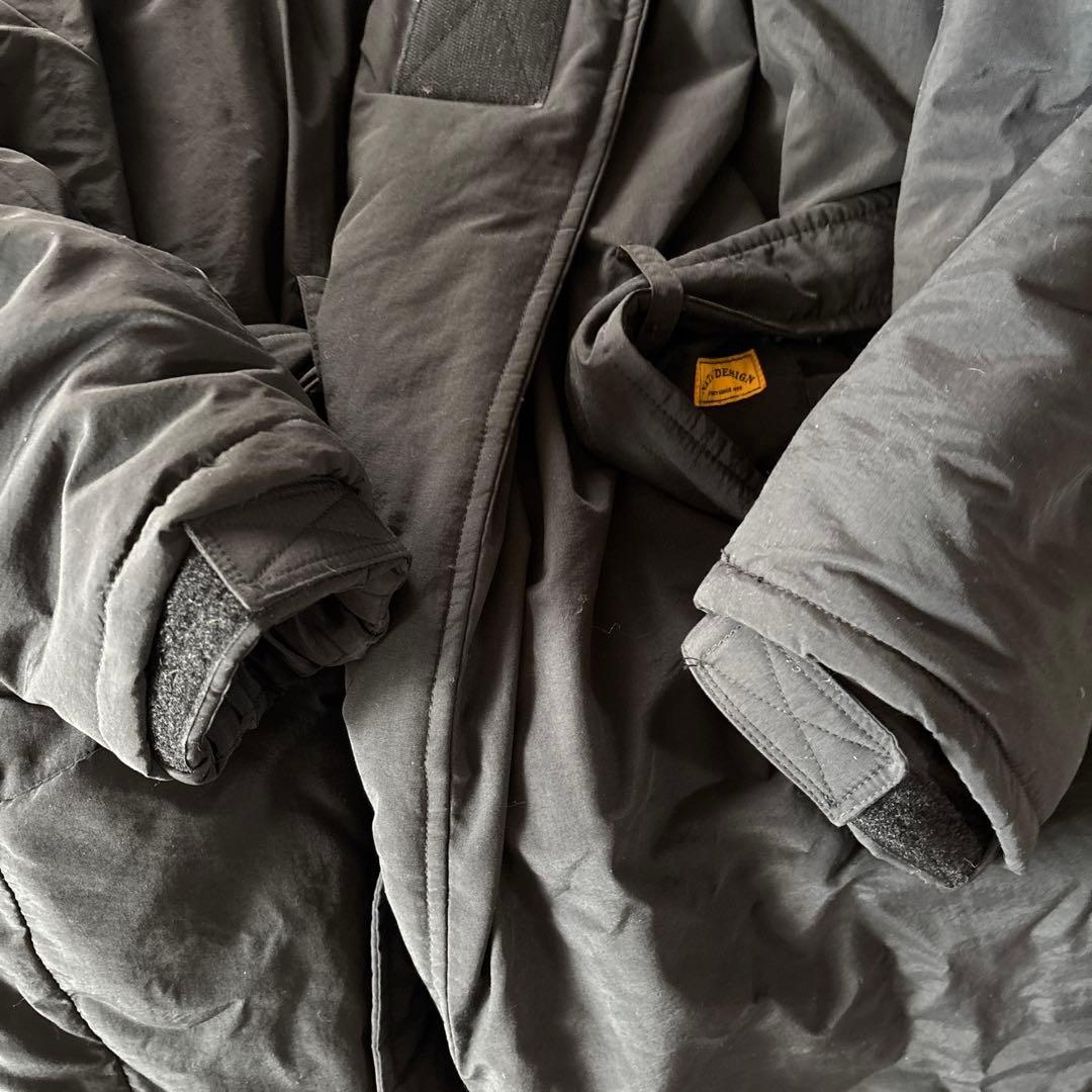 ネイタルデザイン　ファー付きブラックベンチコート