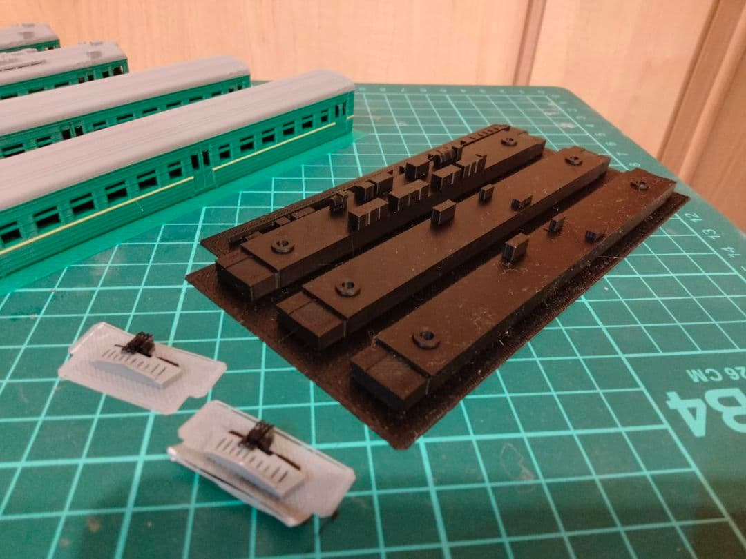 ソ連・ロシア　ER22近郊電車　鉄道模型（Nゲージ）キット　4両セット