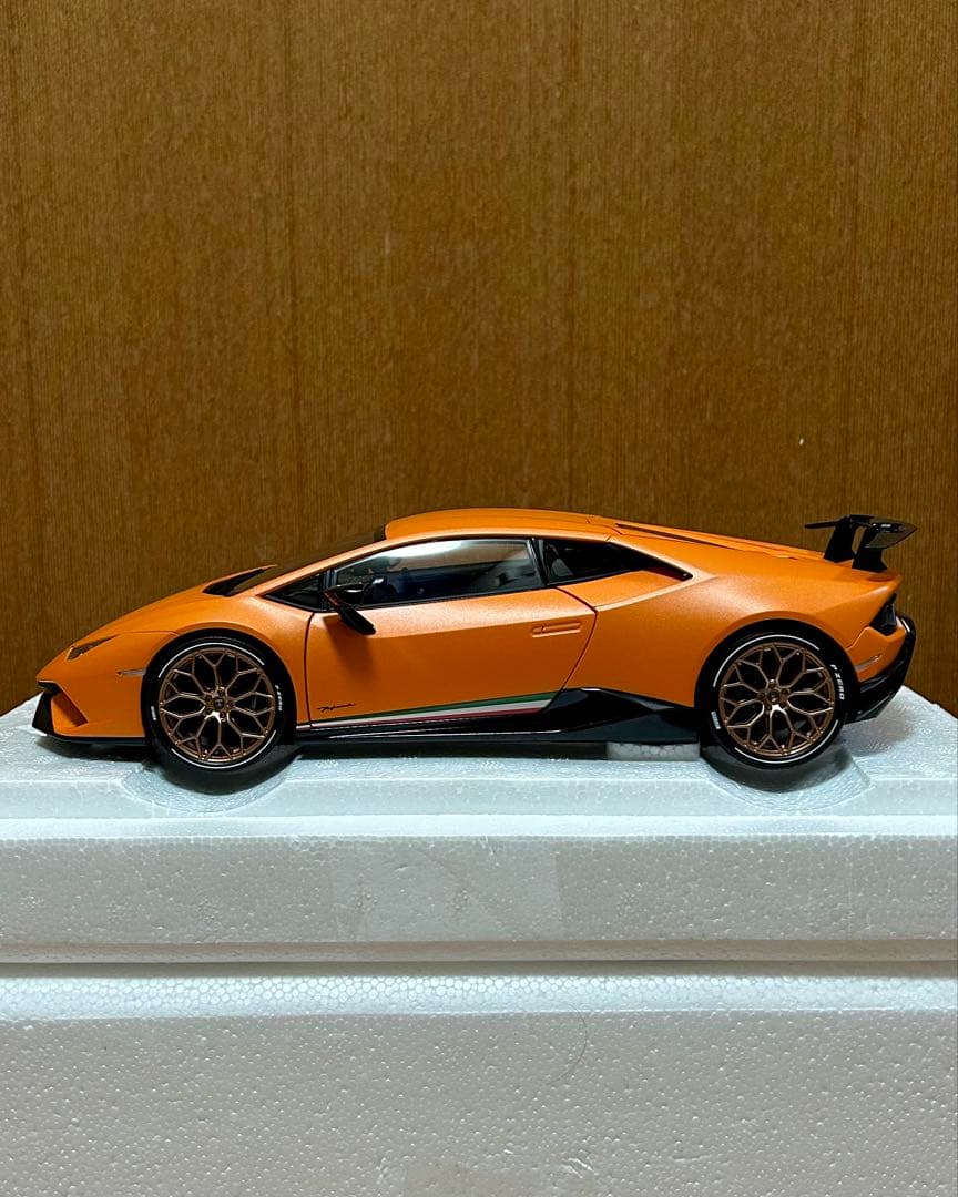 ま*う様 オートアート　ランボルギーニ　ウラカン 1/18スケール