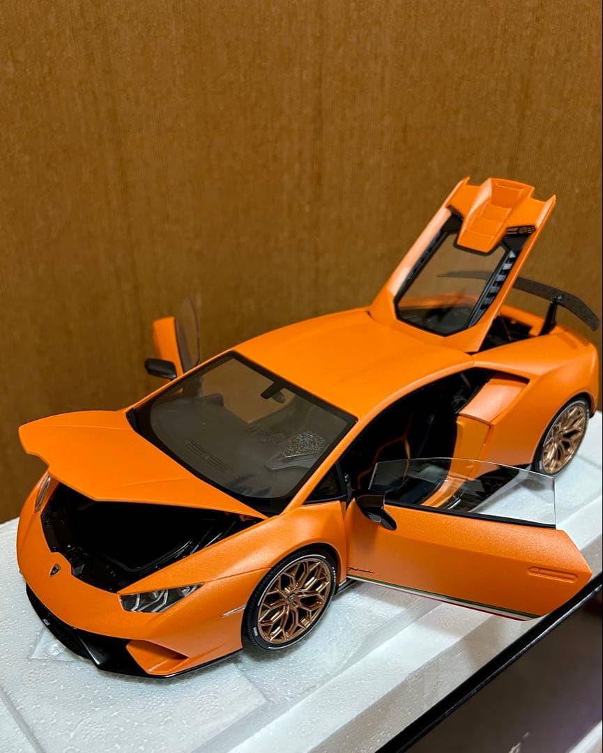 ま*う様 オートアート　ランボルギーニ　ウラカン 1/18スケール