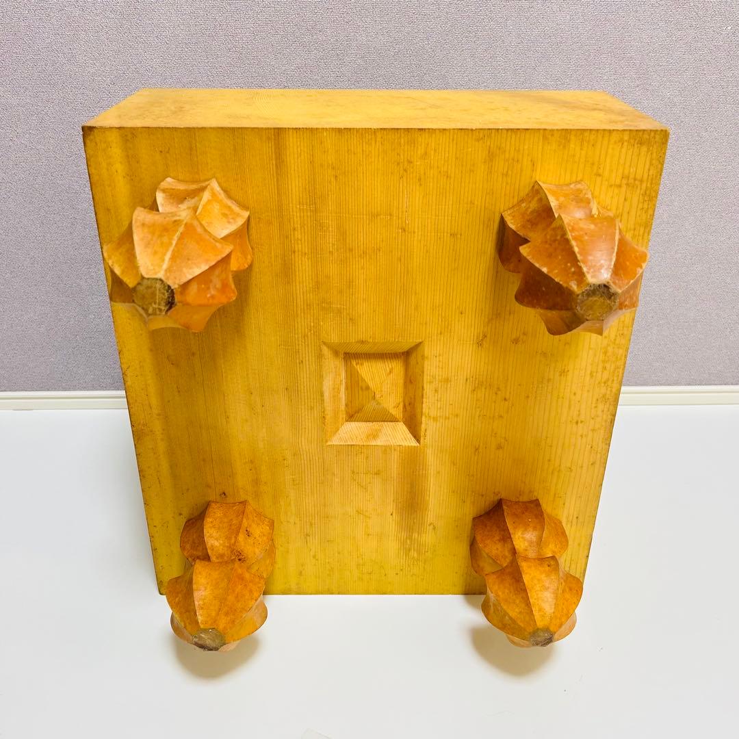 【送料無料】高級 国産 極厚 5.7寸 囲碁 本榧 柾目 目が繊細 ヘソ 脚付き