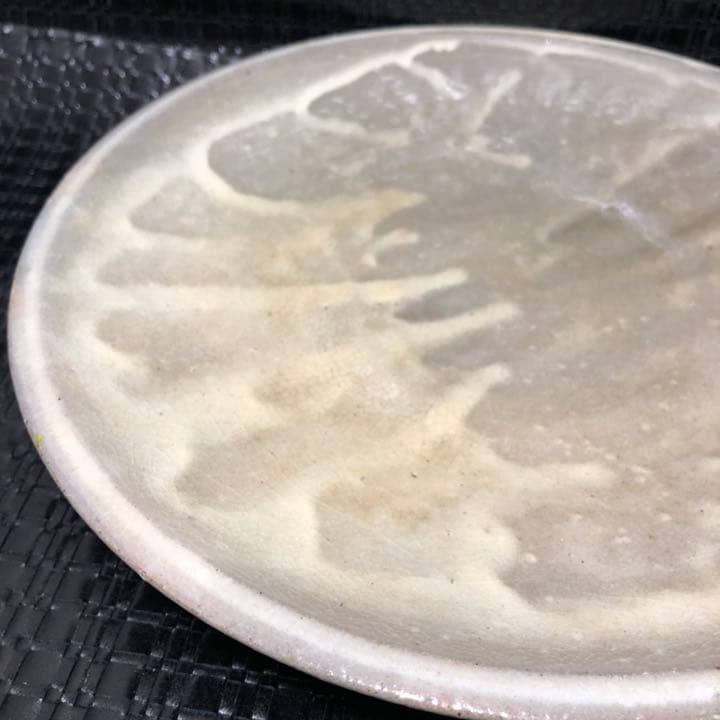 究極の古美術◼️蔵から美しい波の様な釉薬が流れているお皿が出て来ました、茶道具