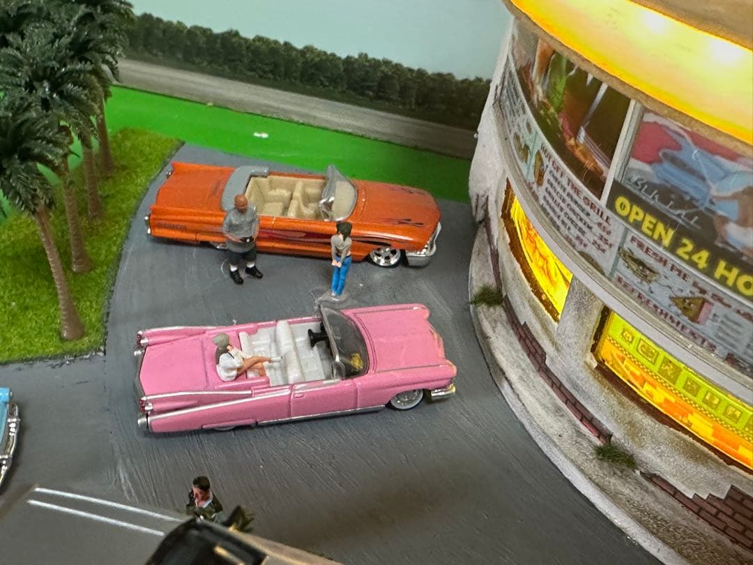 ハンドメイドジオラマ　 アメリカンダイナー 1/６４ミニカー7台＆フィギュア付き