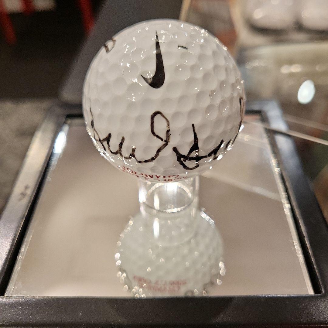 タイガーウッズ直筆サインボール