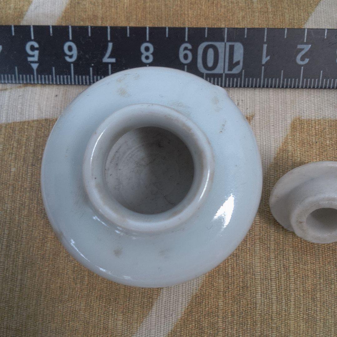 骨董 ？ 中国美術 ？ 白い陶器製の丸型空き瓶 小さい