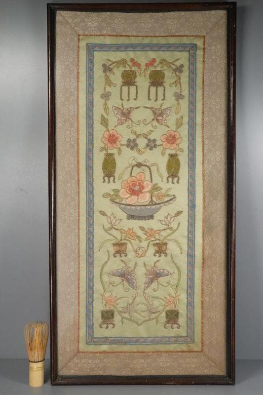 【珍】　★ 額装 博古花蝶図繍片 ★　民国時期　刺繍 博古紋 花蝶紋　民間織繍