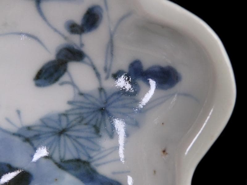 古伊万里　染付　岩に菊の図　梅型変形皿　豆皿　E585AS-CQy