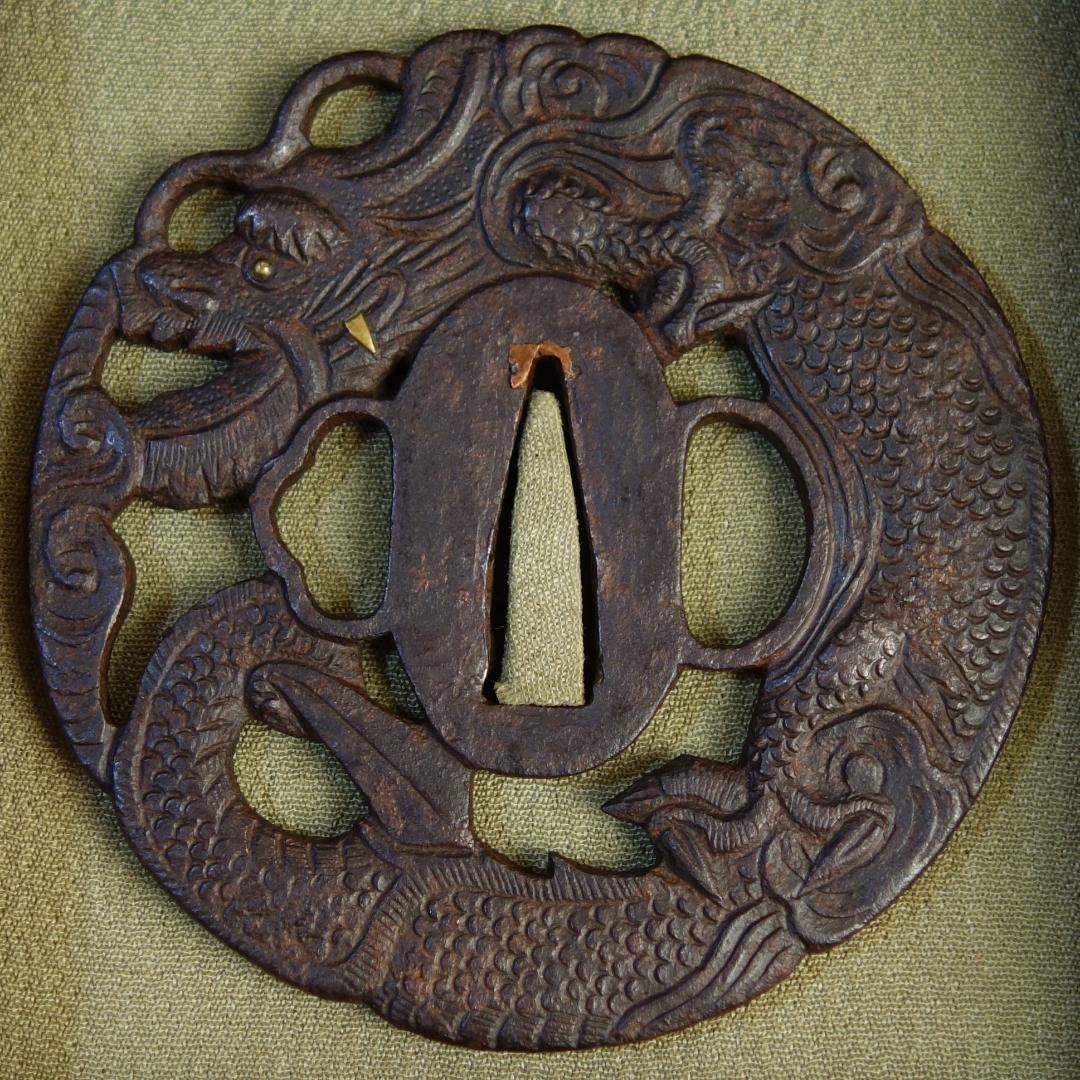 【 在銘 越前住記内 雲龍透鍔 】(鍔箱・布団付) 鍔 鐔 刀装具 武具 骨董