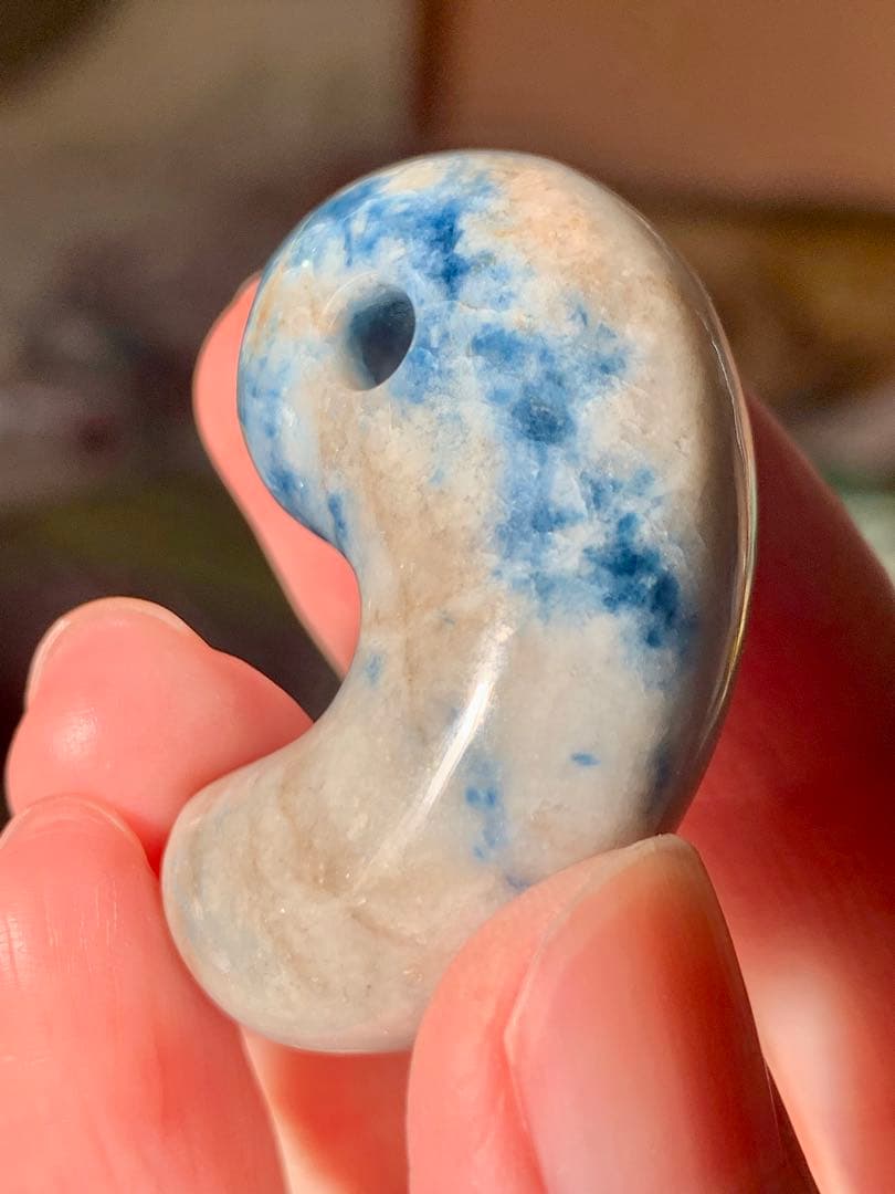 最上級　茄子紺　入りコン沢青翡翠　勾玉　糸魚川翡翠　コン沢勾玉　ひすい　ヒスイ