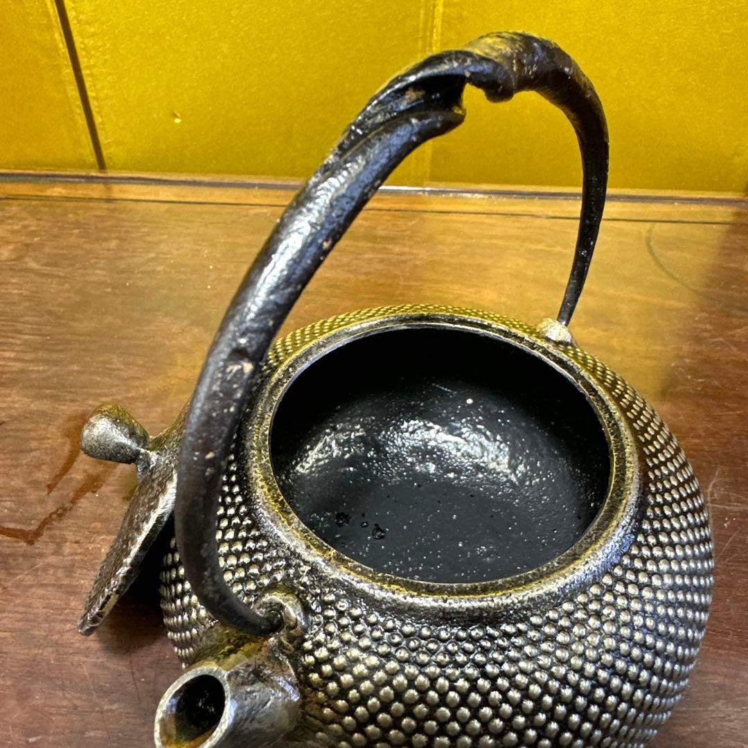 南部鉄瓶 ，砂鉄 ，健次郎 ，虫食蕾摘 ，あられ紋 ，茶道具