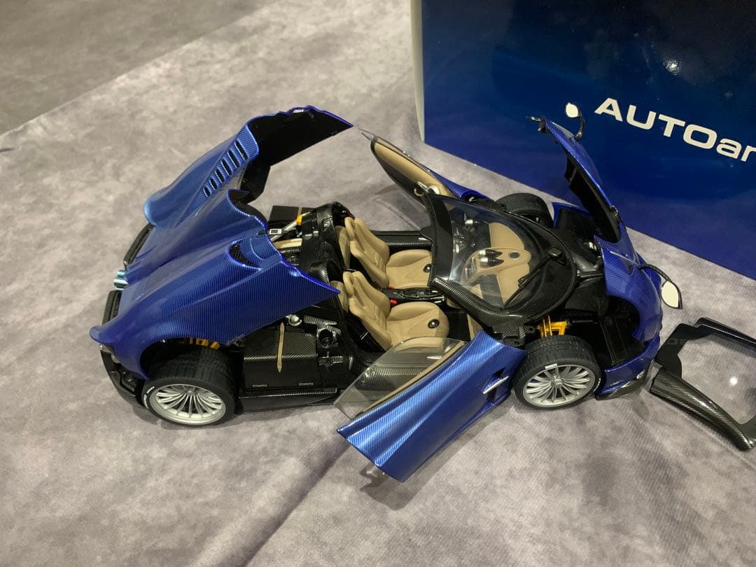 autoart 1/18 パガーニ　ウアイラ　ロードスター　ブルーカーボン