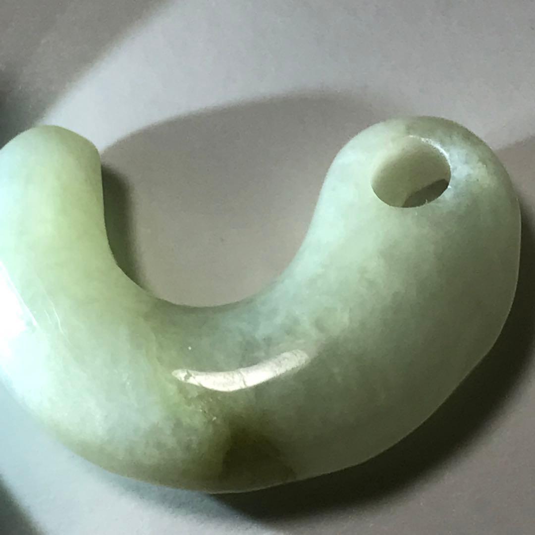 クリーム色っぽい黄緑の細長い翡翠勾玉　糸魚川産