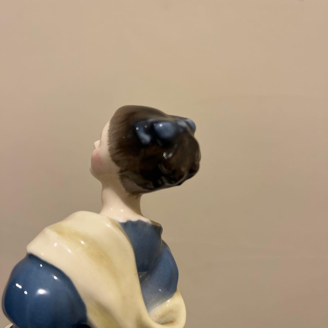 ロイヤルドルトン　フィギュリン　陶器人形　アドリアン