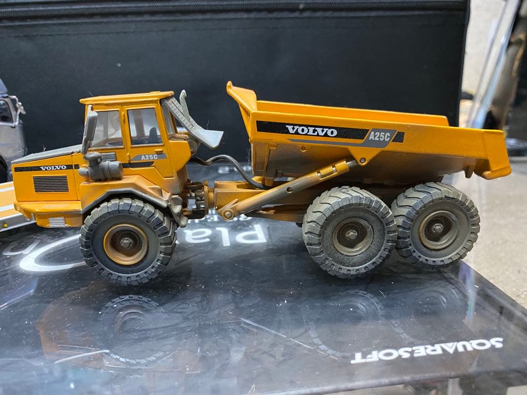 京商 1/43 UDクオン 低床トレーラー ボルボアキュレートダンプセット