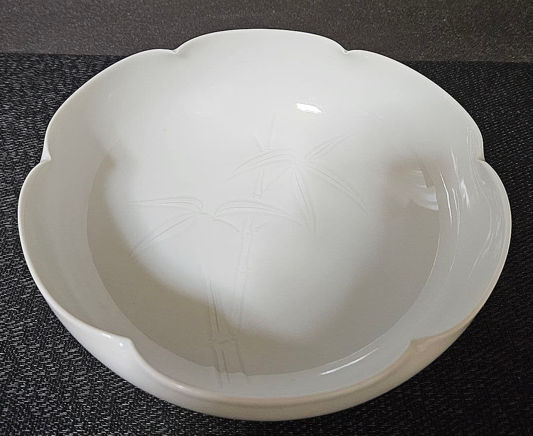 有田焼　厚生労働省認定『現代の名工』奥川俊右衛門作　白磁　彫り竹文様　菓子鉢