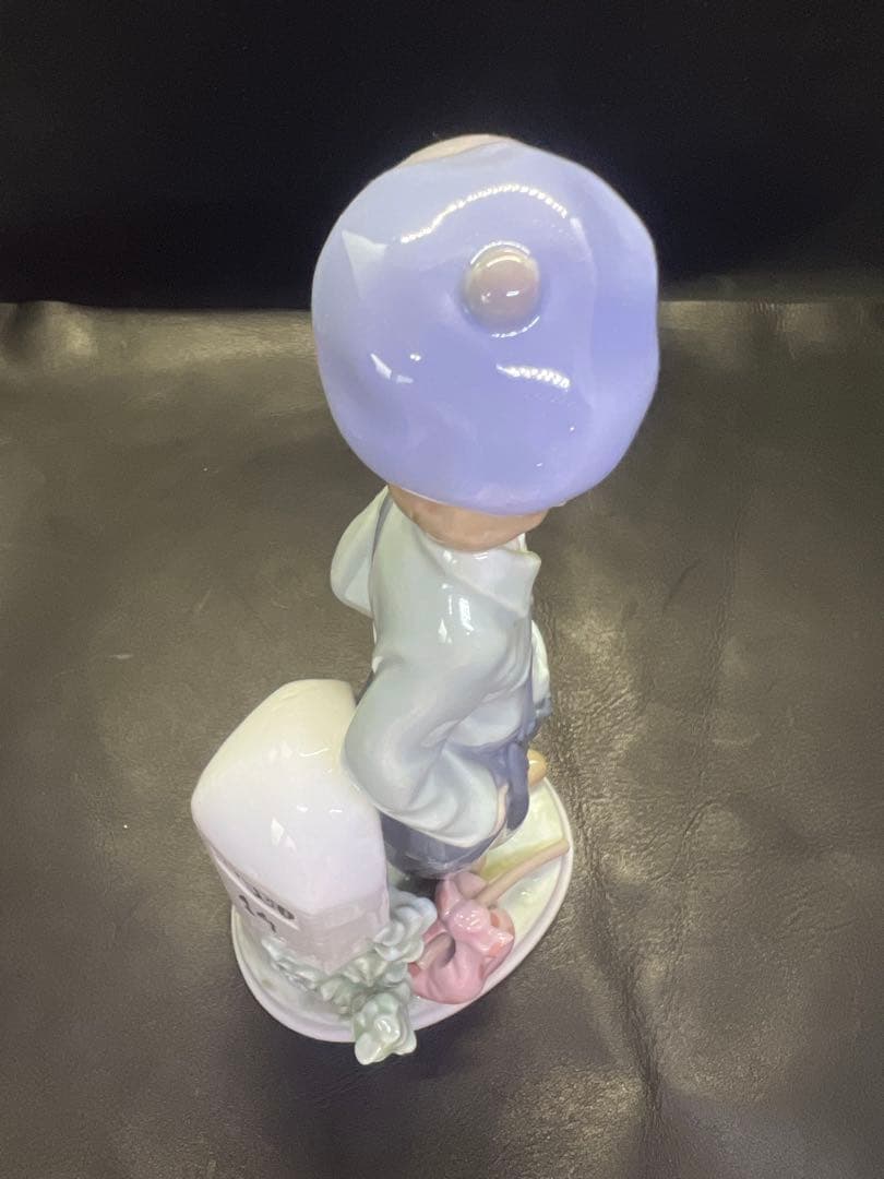 少年の陶器フィギュア