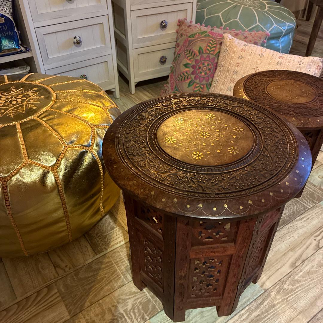 インド製　椅子ミニテーブル折りたたみ可能木製彫刻入り円形　横30cm高さ31cm