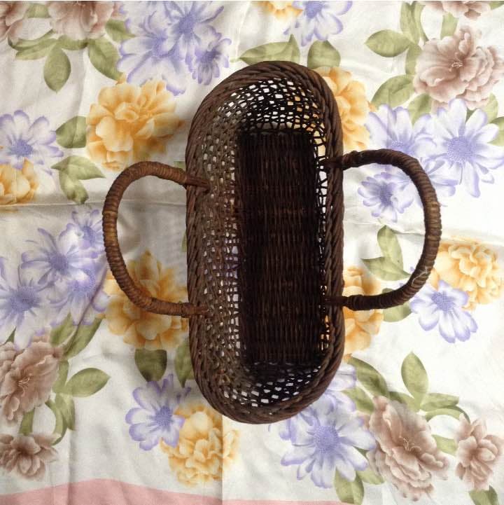 40年以上前に作られたあけびのつるカゴです。