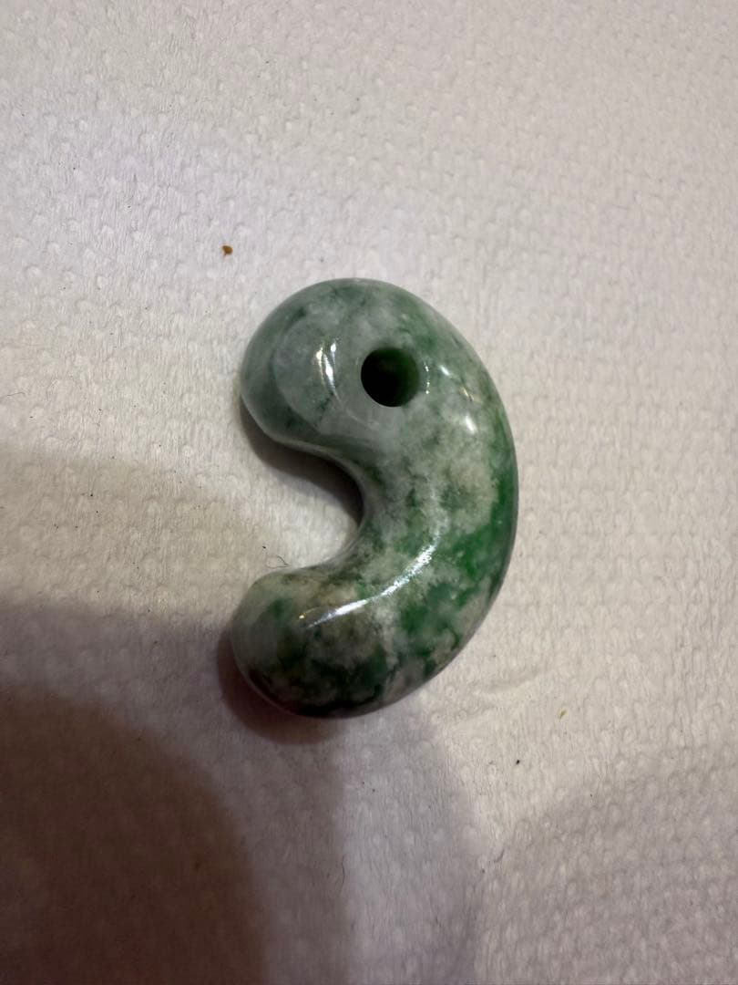 糸魚川翡翠‼️小滝産地‼️勾玉‼️大変に美しい柄‼️希少‼️破格出品‼️送料無料‼️
