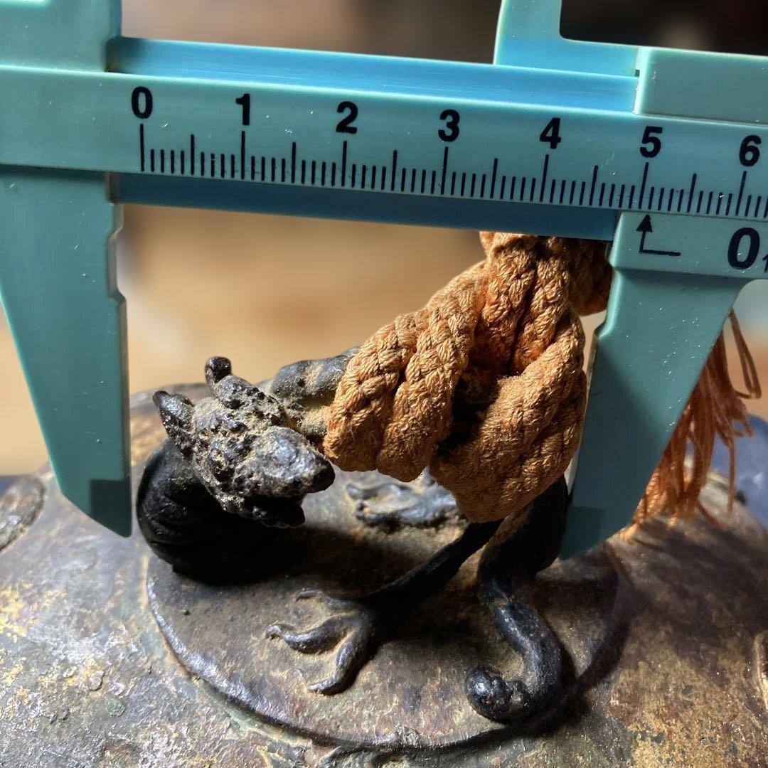 ( T_T)＼(^-^ )何⁇これ、古い五三の桐と梵字の特大の鈴です。